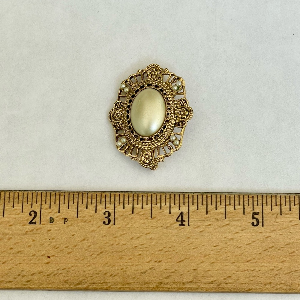Charming 1928 Vintage Goldtone and Pearl Brooch - Picture 5 of 7